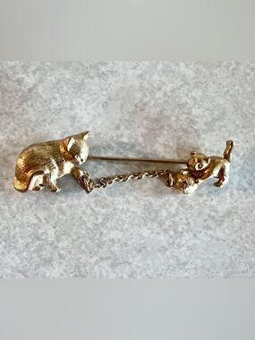 Vintage Cat Kitten Sweater Pin Gold Tone Chain Brooch kitschy cute, retro
